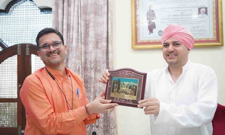 RSS Prant Pracharak pays obeisance at Darbar Sahib