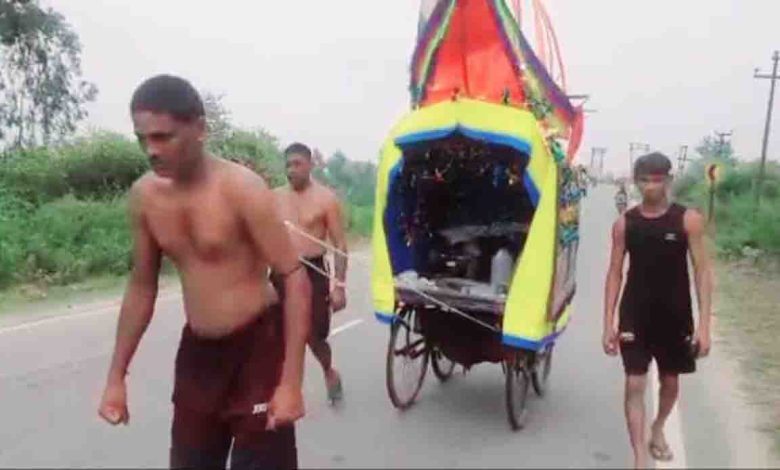 Kanwadiya pulls Kanwad with hooks on back to Haryana