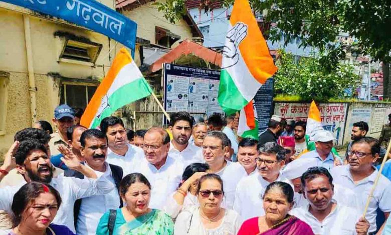 Congress holds protest at Pauri collectorate