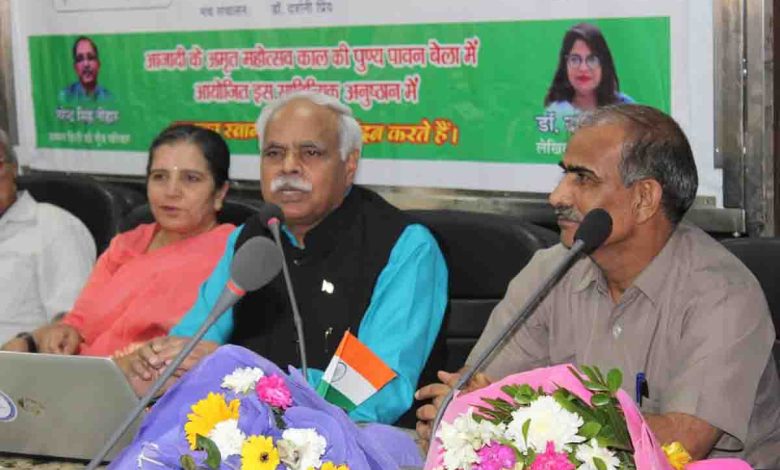 Kavya Bhushan Samman presented to Dr Sanjay.jpeg