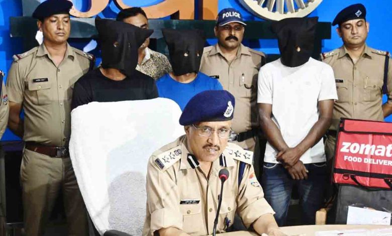Police nab gang selling smack posing as food delivery agents