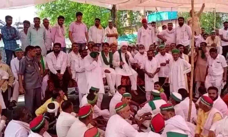 Tikait protests at sugar mill