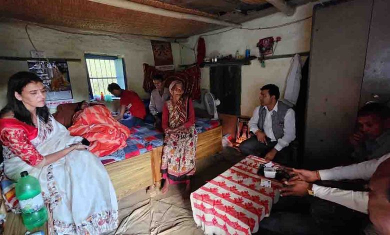 AAP leaders visit Bhandari residence in Srinagar