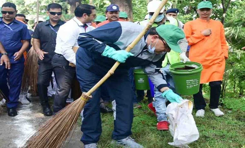 CM picks up broom, sweeps roadside to mark Sewa Pakhwada