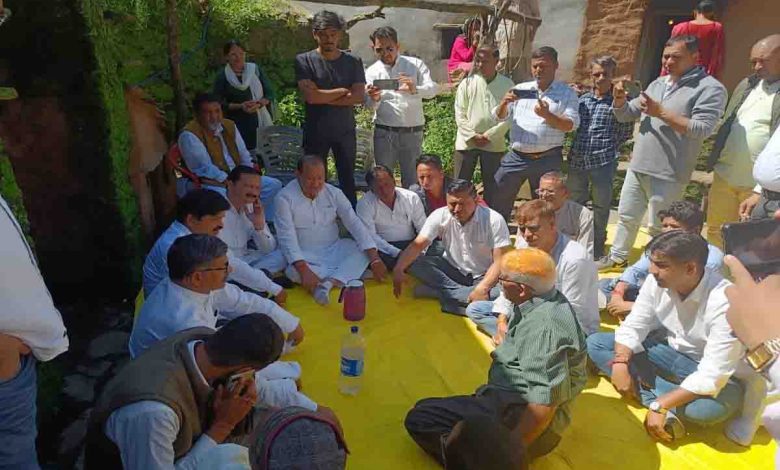 Congress leaders visit Bhandari residence in Srinagar