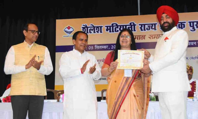 Governor presents Shailesh Matiyani award to 39 teachers