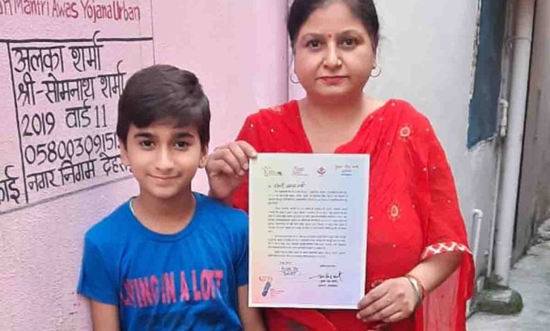MCD presenting CM’s letter to PMAY beneficiaries