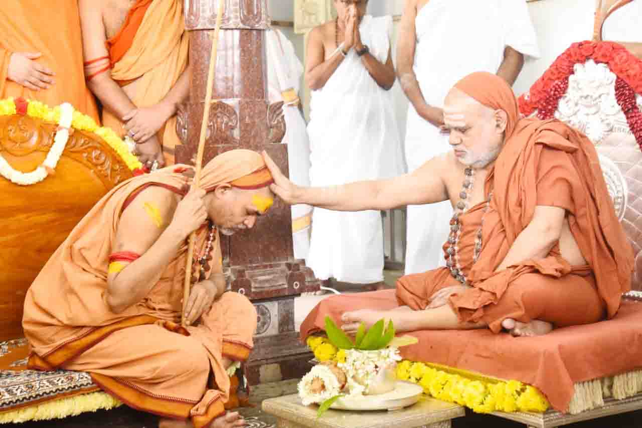 Sringeri Shankaracharya conducts Abhishek of Jyotish Peeth & Dwarka Peeth Shankaracharyas