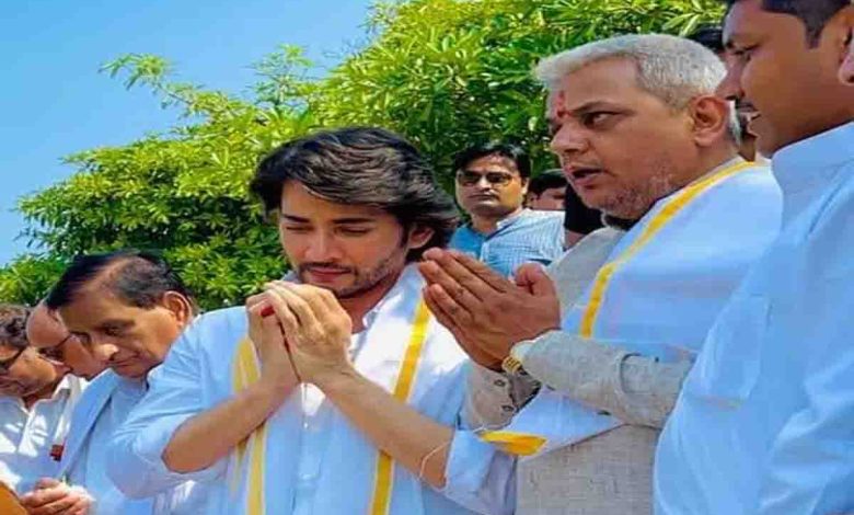 Mahesh Babu immerses mother’s ashes in Ganga