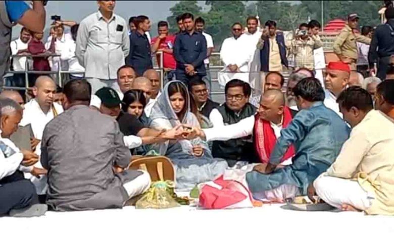 Mulayams ashes immersed in the Ganga
