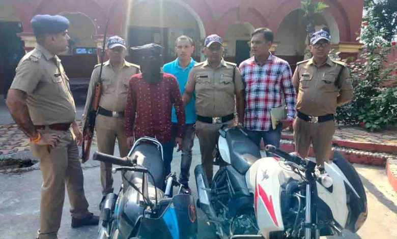 Police nab two robbers after encounter