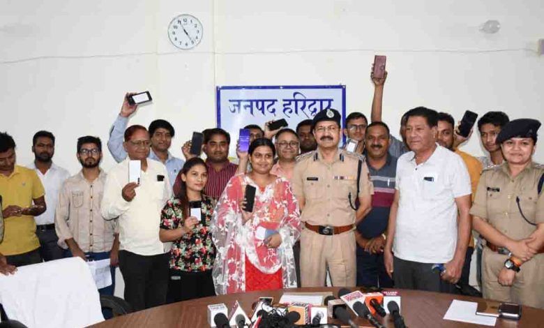 Police return 184 mobile phones to owners