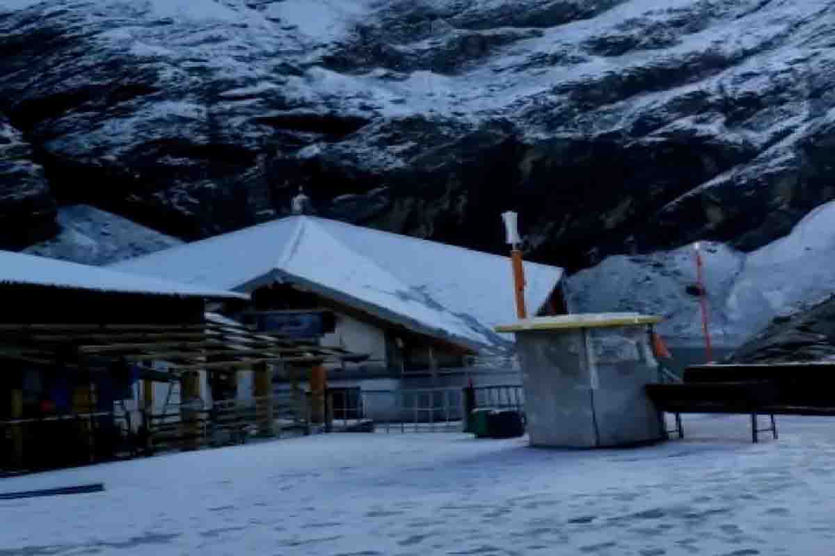 snowfall, light rain