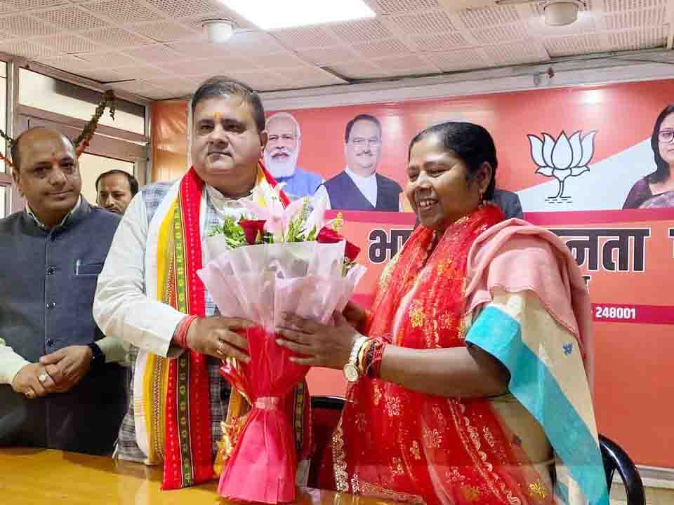 Union minister Bhowmik heaps praises on Dhami govt