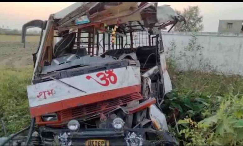 bus collides with truck in Sitarganj