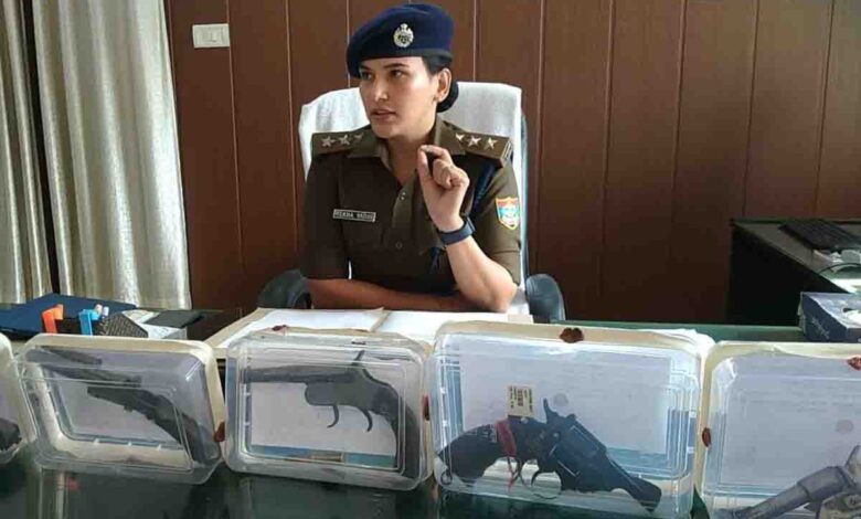 Four caught for posing with illegal guns
