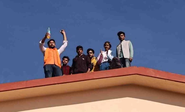 Mahasiswa memanjat atap menuntut pemilihan serikat mahasiswa – Pioneer Edge |  Berita Uttarakhand dalam Bahasa Inggris |  Berita Dehradun Hari Ini|  Berita Uttarakhand