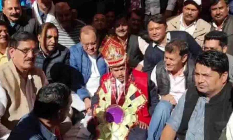 Groom en route to bride’s village on foot also joins protest