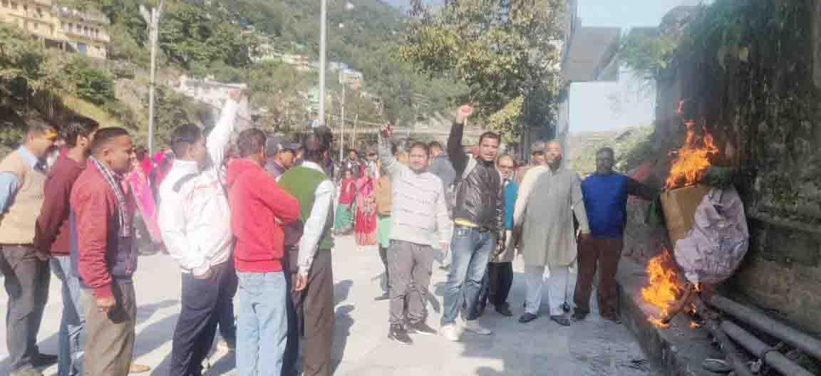 Locals protest against delay in work on dilapidated suspension bridge over Alaknanda
