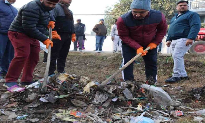 Mayor cleans choked drains under cleanliness campaign