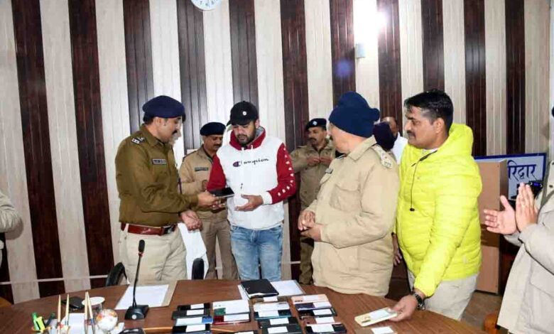 Polisi mengembalikan 201 ponsel yang hilang kepada pemiliknya – Pioneer Edge |  Berita Uttarakhand dalam Bahasa Inggris |  Berita Dehradun Hari Ini|  Berita Uttarakhand