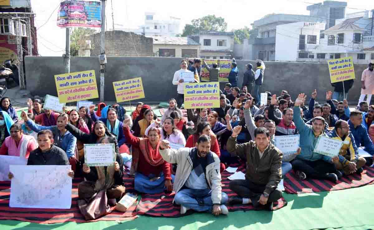 Terminated employees of Vidhan Sabha secretariat stage protest