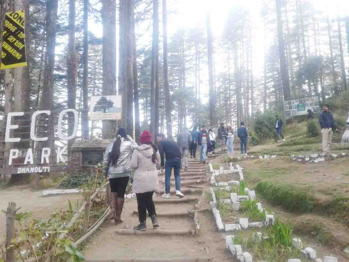 Thousands visit Dhanaulti on Christmas