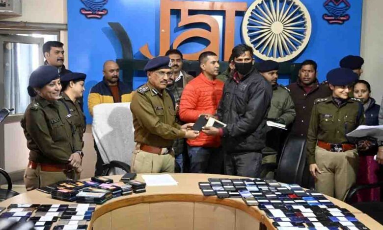 Doon police return lost smartphones