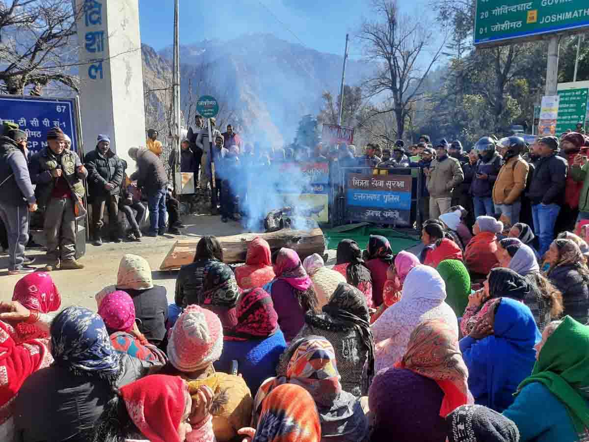 Locals stage chakka jam in Joshimath