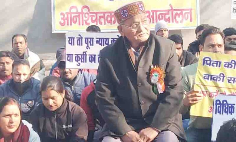 Protest of terminated employees of Vidhan Sabha continues