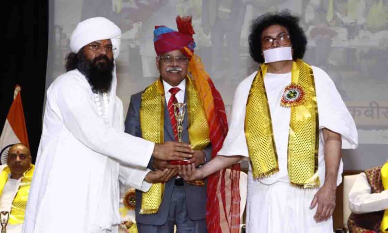 Dr Sanjay receives Kabir Kohinoor award