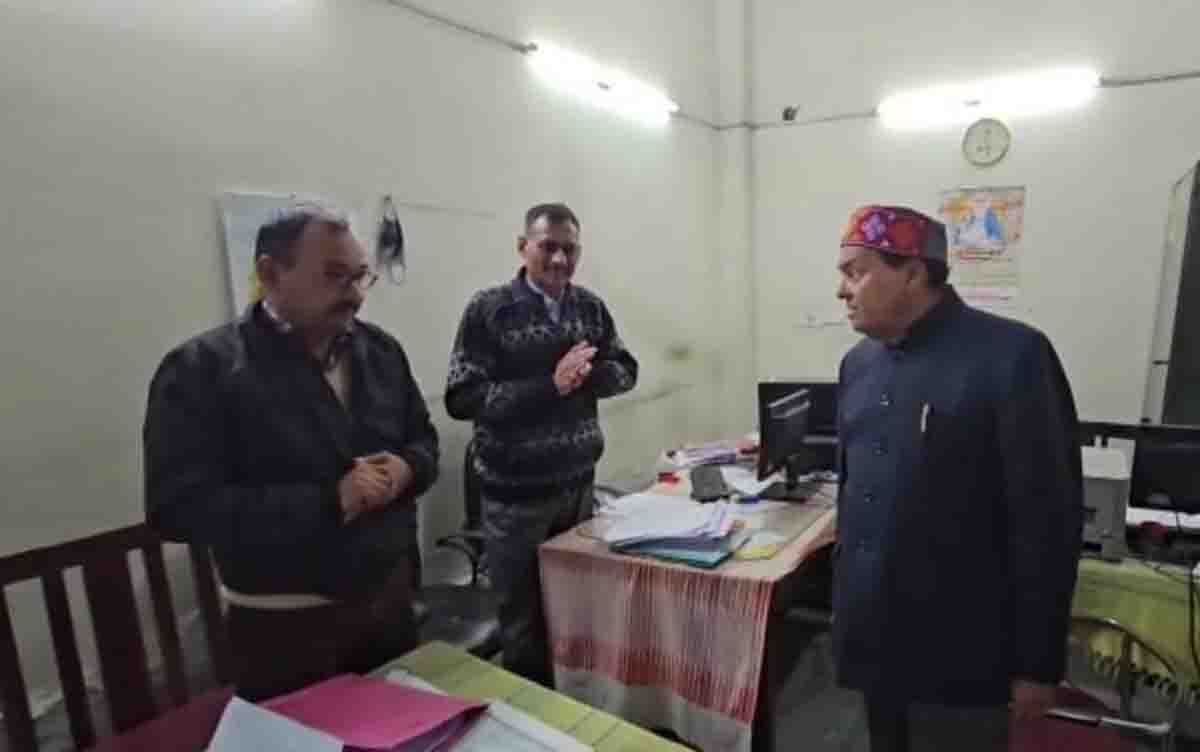 Minister conducts surprise inspection of Dehradun ISBT