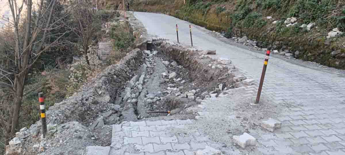 Road repair work crawls, Badrinath pilgrims may face consequences