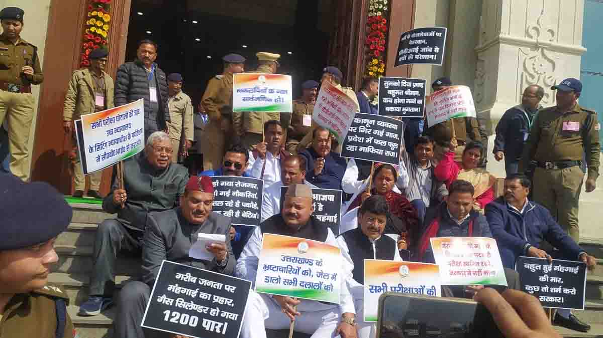 Congress holds protest inside & outside Assembly