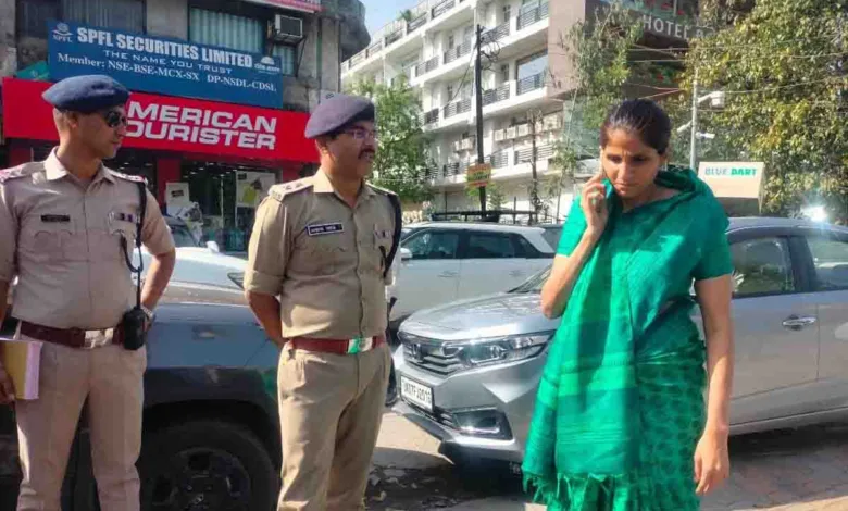 Authorities impose challans worth Rs 1.89 lakh for encroaching on footpaths