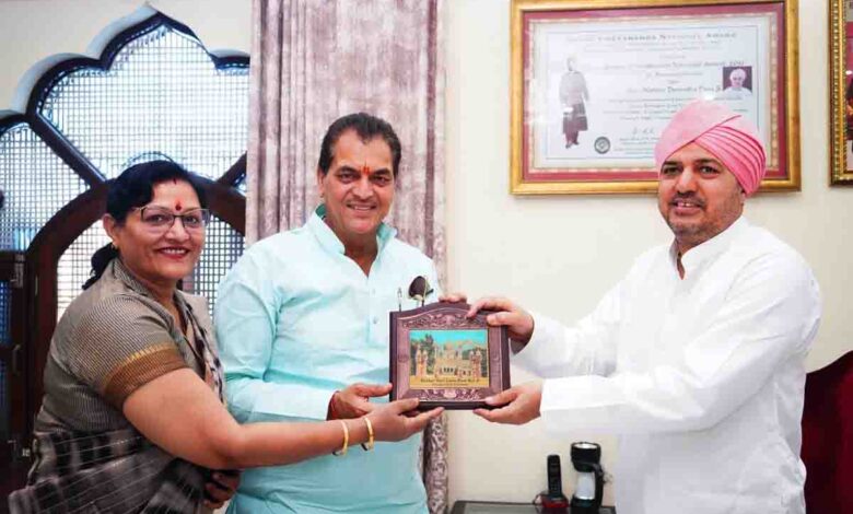 Cabinet minister & MP meet Mahant Devendra Dass