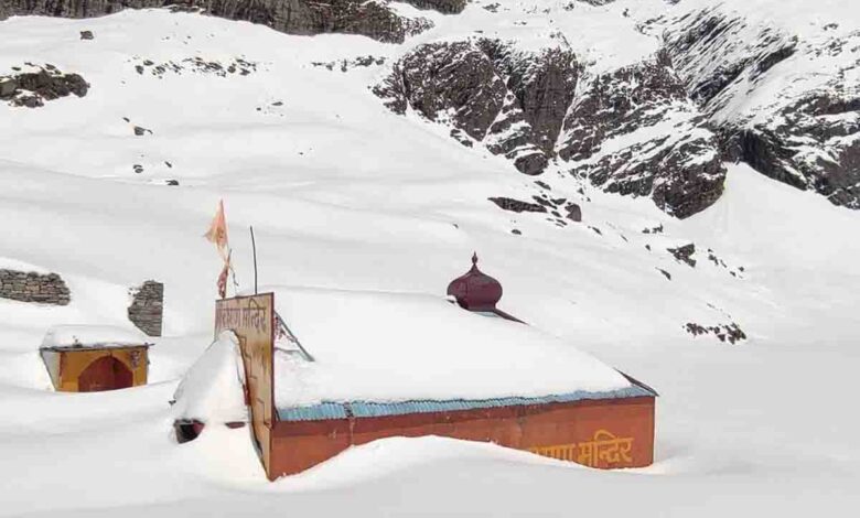 Hemkund Sahib & Lokpal temple covered in upto 12 feet snow