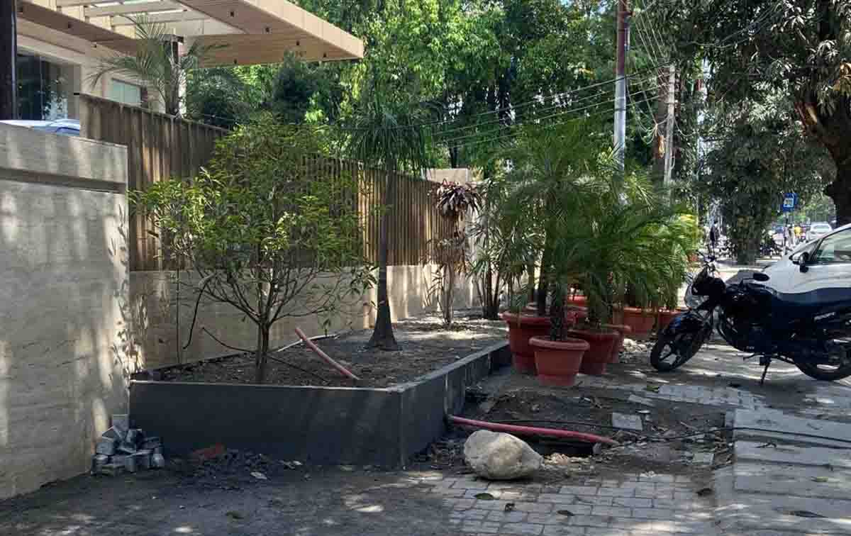 commercial establishments encroaching on footpaths