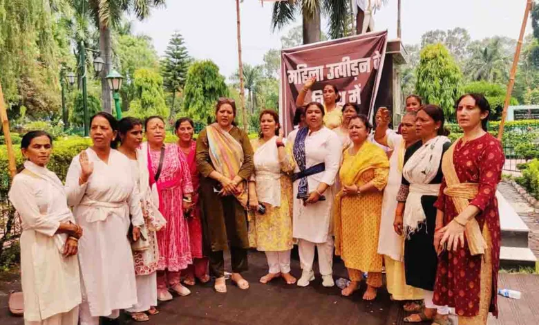 Cong, opposition leaders protest against exploitation of women