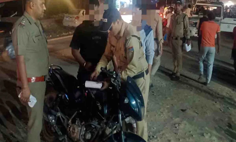 Doon police act against traffic rules violations outside liquor shops