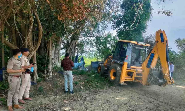 Doon police demolish over 100 huts and 12 Mazars from government land