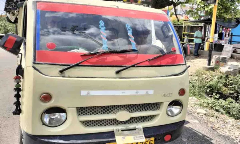 MCD seizes two private vehicles collecting garbage from commercial establishments