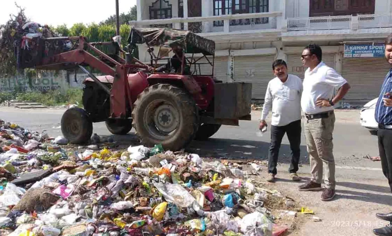 Sanitation workers dispose of three days of accumulated garbage in a day: commissioner
