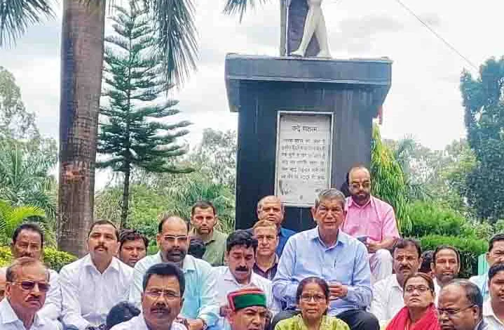 Rawat holds protest against removal notices to old settlements