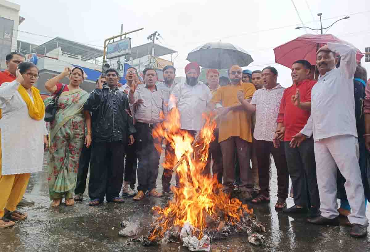Kedarnath gold plating scam- Congress burns government in effigy