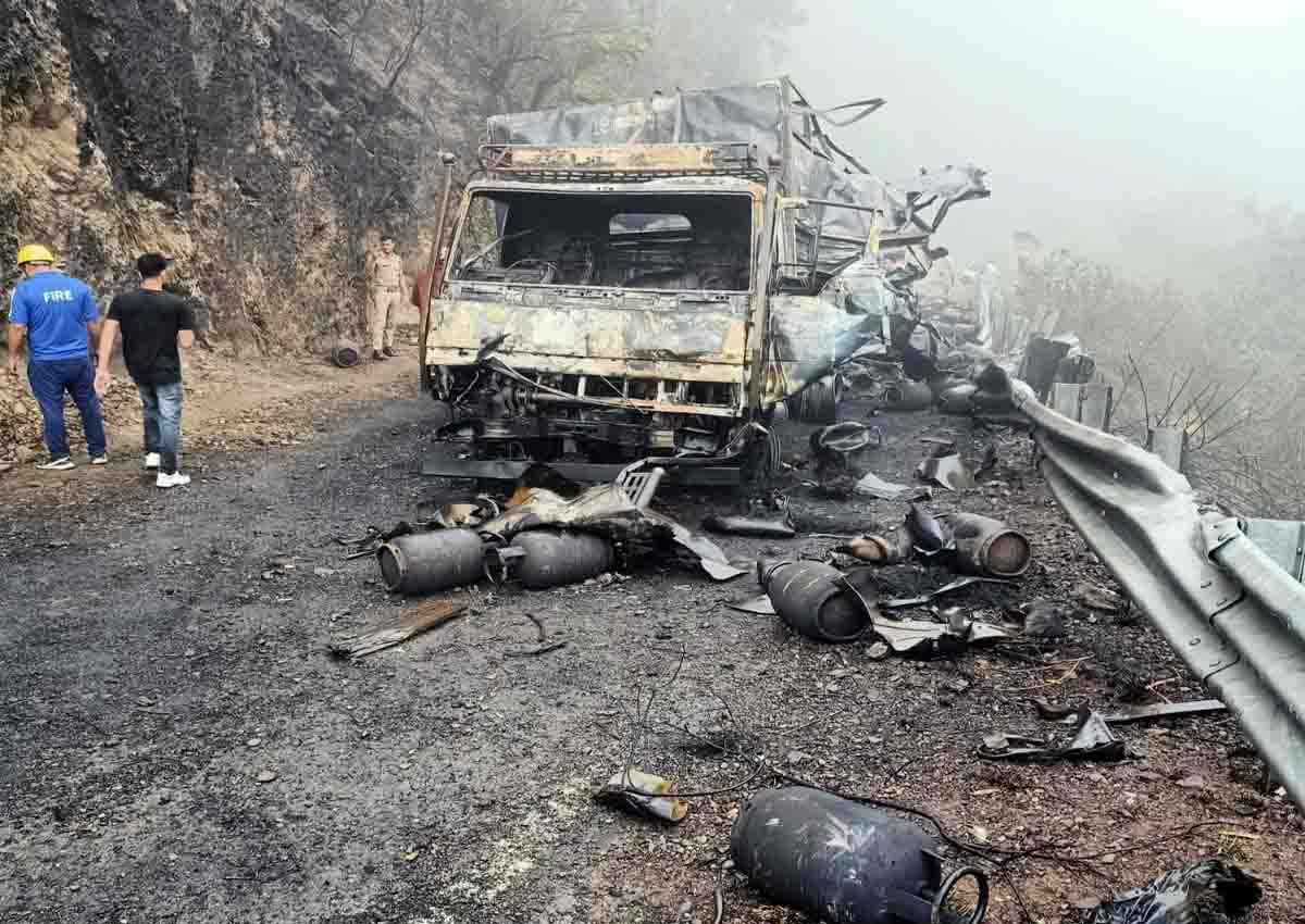 Truck carrying gas cylinders explode