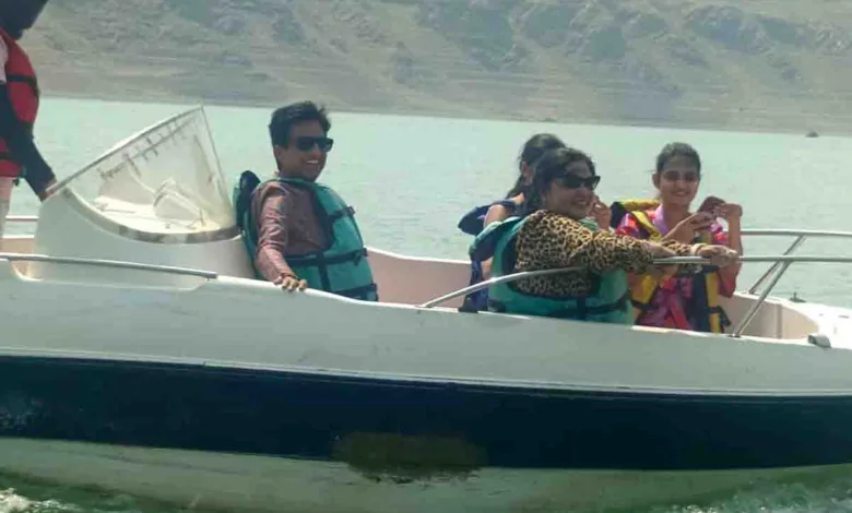 Vishwas & thousands of tourists flock to Tehri lake on weekend