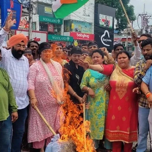 Manipur incident- Congress burns effigies of PM, HM