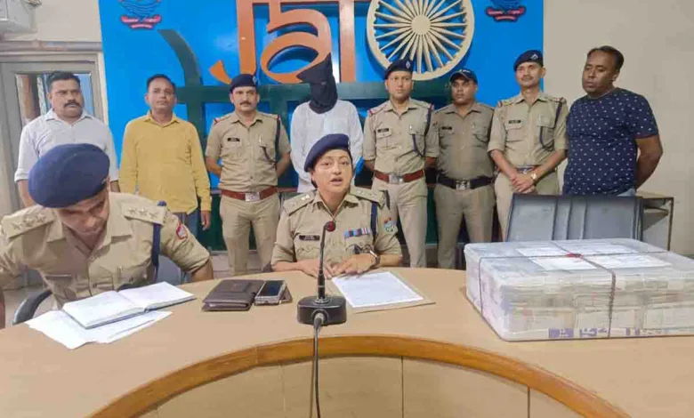Delhi cop accused of hiding stolen cash, father arrested from UP