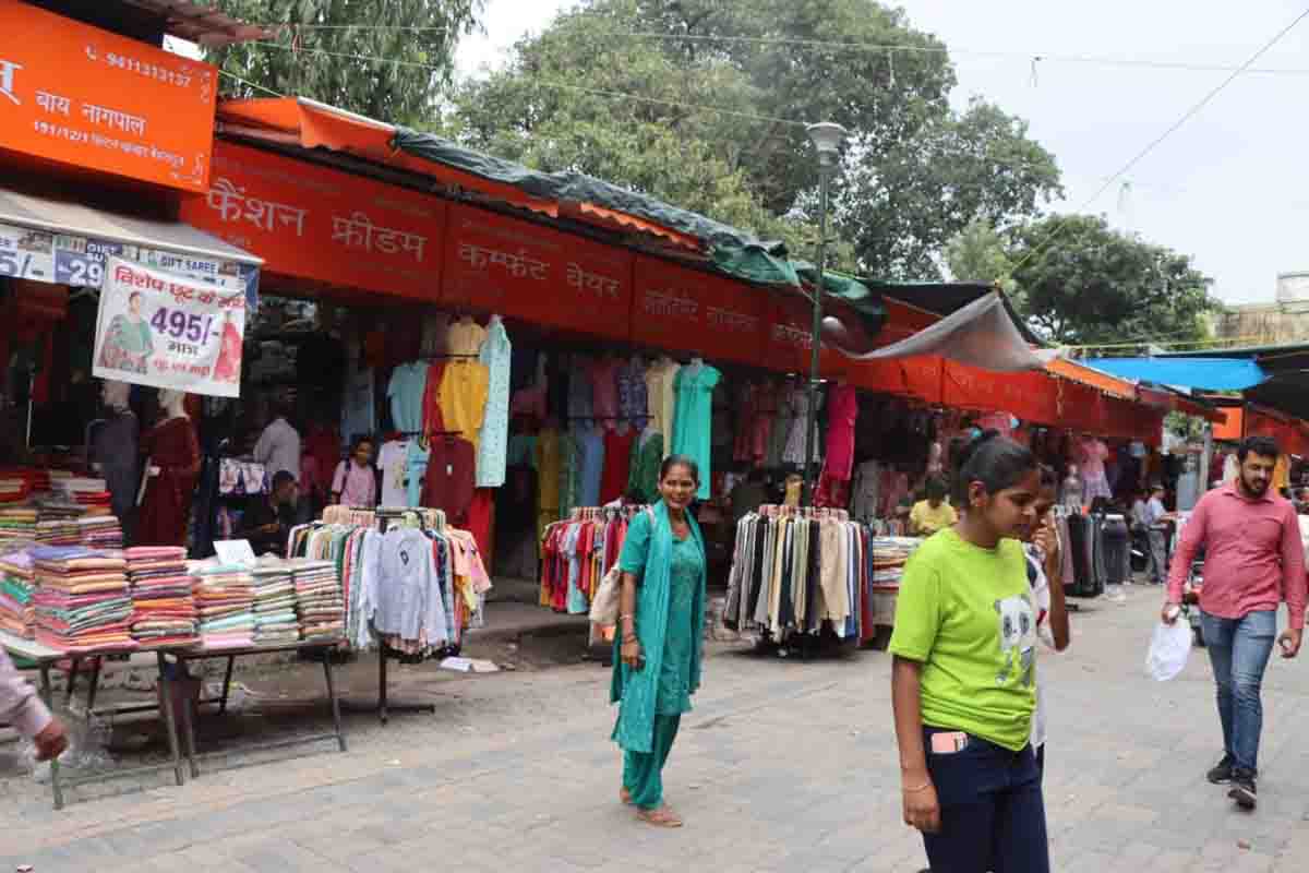 Online shopping trend makes apparel vendors look for other options